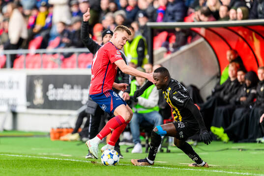 Östers Matias Tamminen och Häckens Brice Wembangomo