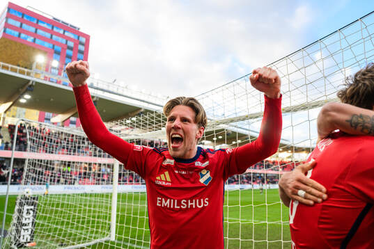 Östers Noah Söderberg jublar