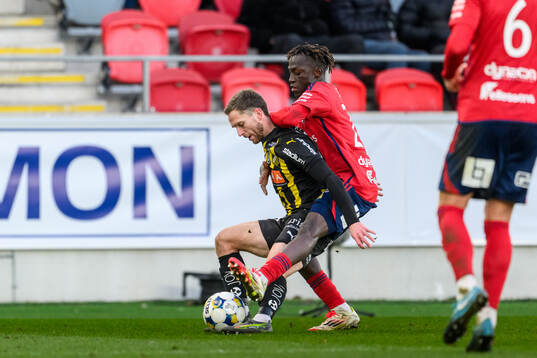 Häckens Adam Lundkvist och Östers Youssoupha Sanyang