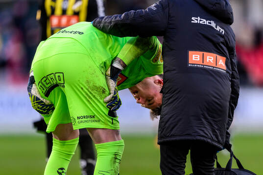 Häckens målvakt Andreas Linde har ont
