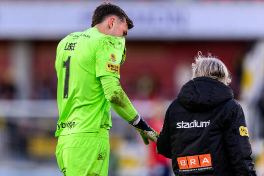 Häckens målvakt Andreas Linde har ont