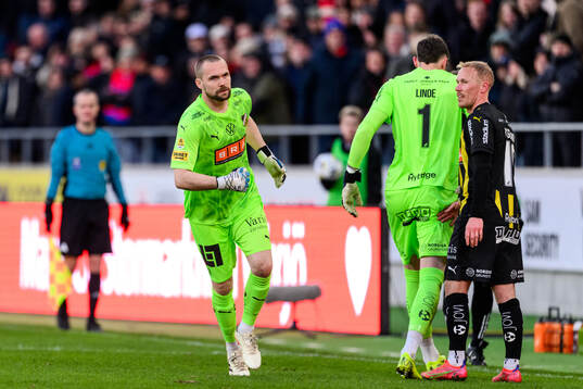 Byte mellan Häckens målvakt Oscar Jansson och Andreas