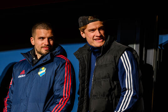 Östers Vladimir Rodic och Vincent Poppler på läktaren