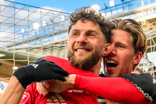 Östers Alibek Aliev och Noah Söderberg jublar