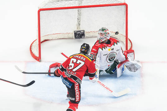 Luleås Linus Omark gör 1-0 bakom Frölundas målvakt