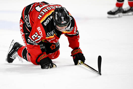 Luleås Oskari Laaksonen lämnar isen