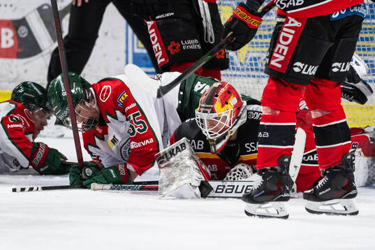 Frölundas Ivar Stenberg och Luleås målvakt Matteus Ward