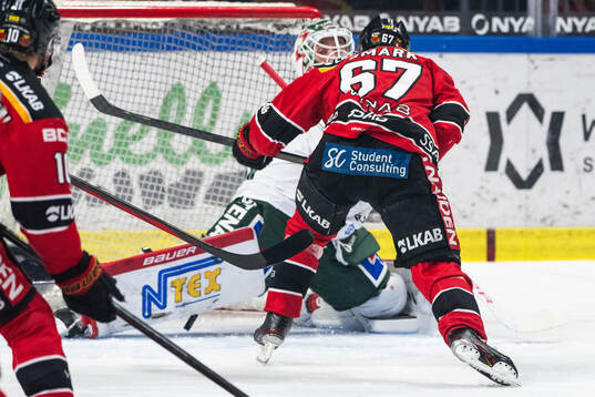 Luleås Linus Omark gör 1-0 bakom Frölundas målvakt