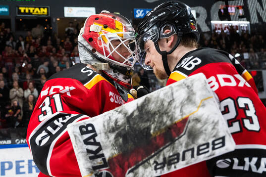 Luleås målvakt Matteus Ward och Jesper Sellgren jublar