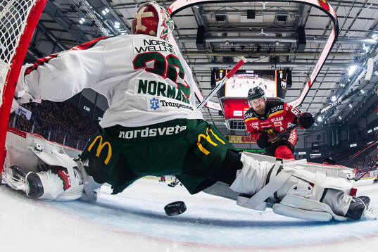 Luleås Linus Omark gör 1-0 bakom Frölundas målvakt