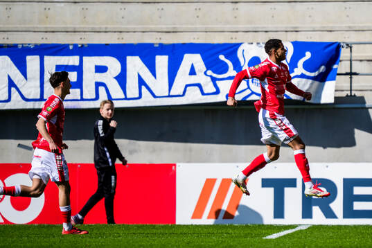 Kalmars Anthony Olusanya jublar
