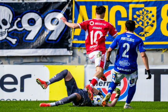 GIF Sundsvalls målvakt Jonas Olsson och Kalmars Camil