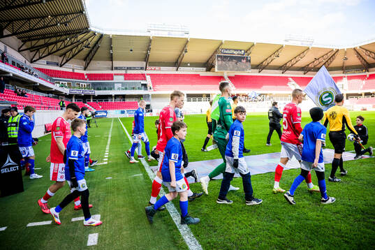 Spelarna marscherar in