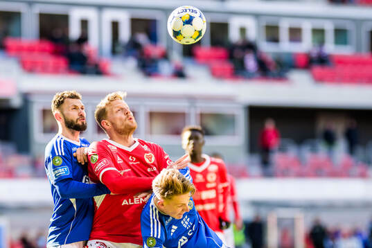 Kalmars Lars Sætra och GIF Sundsvalls målvakt Hugo