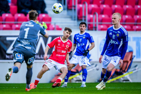 GIF Sundsvalls målvakt Jonas Olsson och Kalmars Camil
