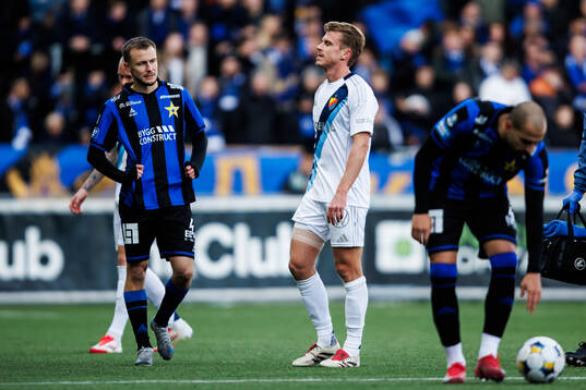 Djurgårdens Rasmus Schuller lämnar planen skadad
