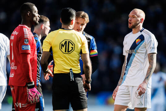 Domare Mohammed Al-Hakim, målvakt Ismael Diawara, Adam