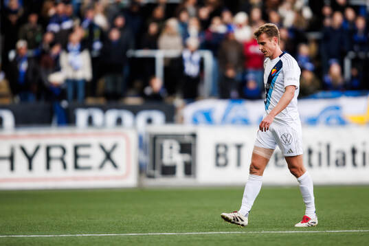 Djurgårdens Rasmus Schuller lämnar planen med skada