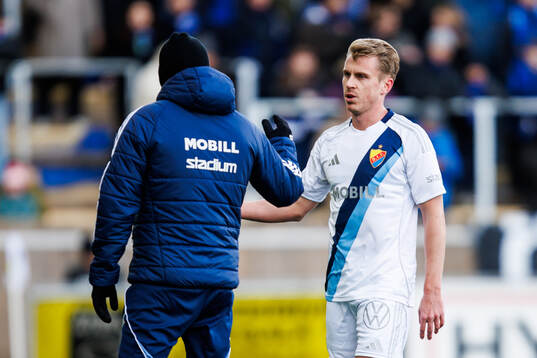 Djurgårdens Rasmus Schuller lämnar planen med skada