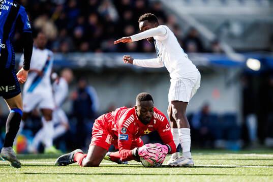 Sirius målvakt Ismael Diawara och Djurgårdens Tokmac Nguen
