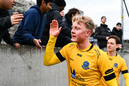 Lund BKs Aleandro Wihlborg Costa jublar