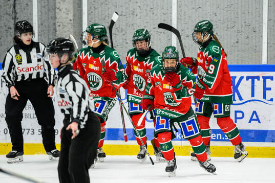Frölundas Emilia Bergeby Hallbeck jublar med lagkamrater