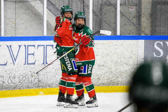 Frölundas Elicia Dunhäll jublar med Wilma Berlin
