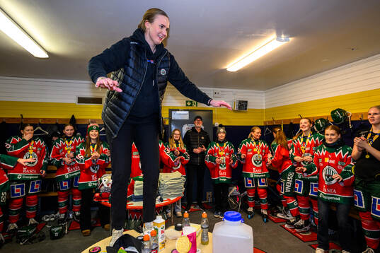 Frölundas tränare Karin Svedberg och spelare jublar i
