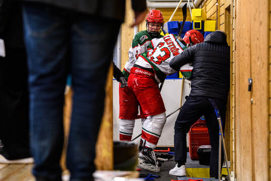Modos Lova Karlström har ont