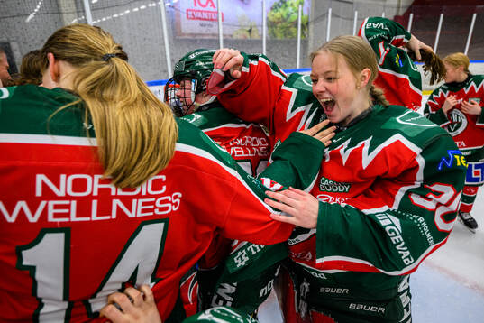 Frölundas målvakt Ellen Jeansson jublar med lagkamrater