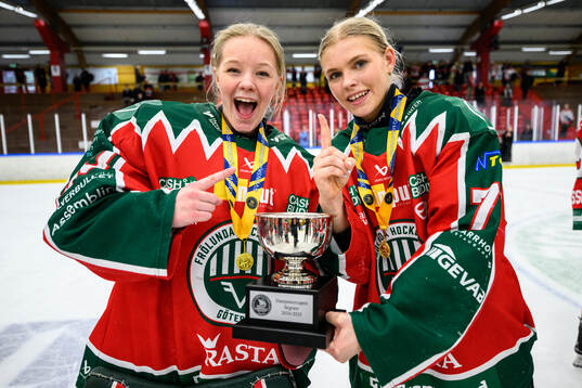 Frölundas målvakt Ellen Jeansson och Ella Thorbard jublar