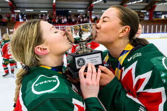 Frölundas Stina Röhricht och Elicia Dunhäll jublar