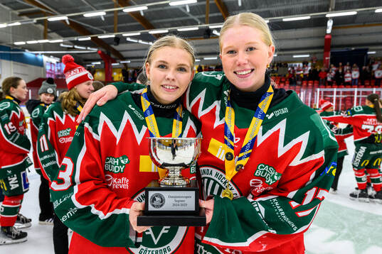 Frölundas Ella Thorbard och Julia Pehrsson jublar