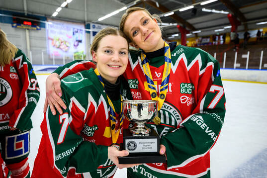 Frölundas Stina Röhricht och Elicia Dunhäll jublar