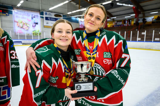Frölundas Stina Röhricht och Elicia Dunhäll jublar