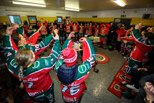 Frölundas spelare jublar i omklädningsrummet