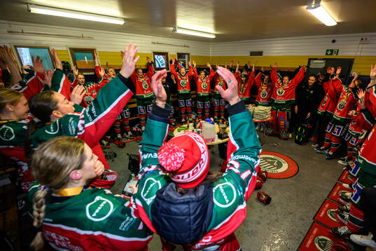 Frölundas spelare jublar i omklädningsrummet