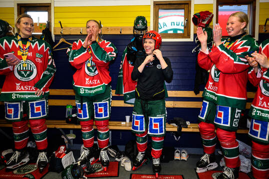 Frölundas spelare jublar i omklädningsrummet