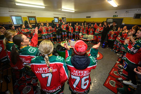 Frölundas spelare jublar i omklädningsrummet