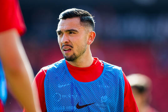 Niklas Castro of Brann warms up