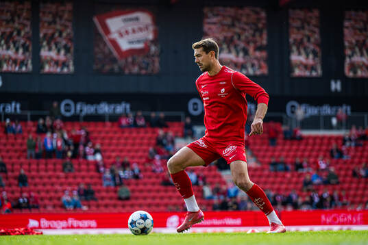 Fredrik Pallesen Knudsen of Brann warms up