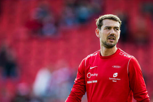 Fredrik Pallesen Knudsen of Brann warms up