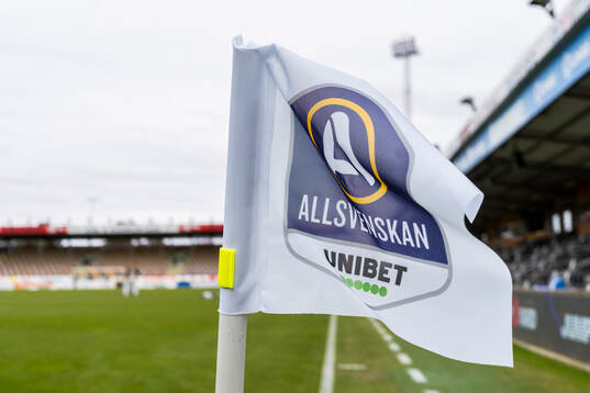 Hörnflagga med Allsvenskans logotype på