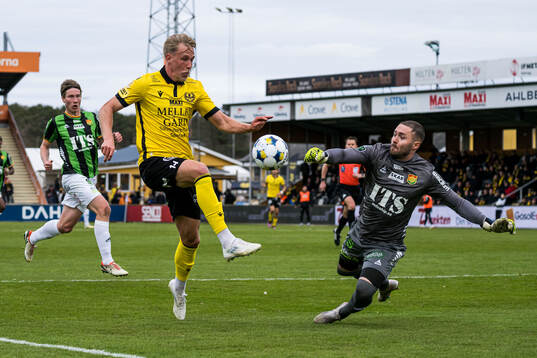 Mjällbys Herman Johansson och GAISs målvakt Mergim