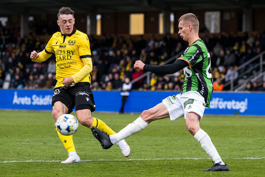 Mjällbys Elliot Stroud och GAISs Lucas Hedlund