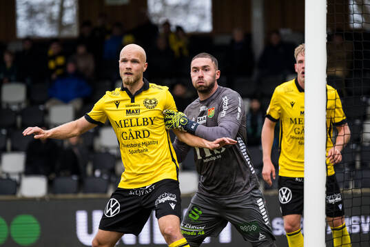 Mjällbys Viktor Gustafson och GAISs målvakt Mergim
