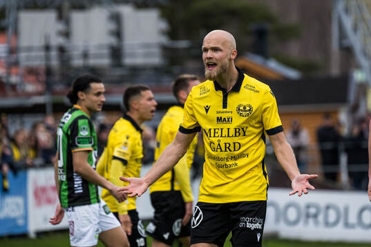 Mjällbys Viktor Gustafson reagerar på ett domslut