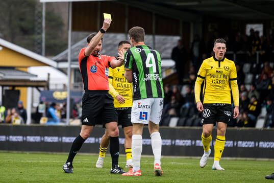 Domare Joakim Östling och GAISs Oskar Ågren