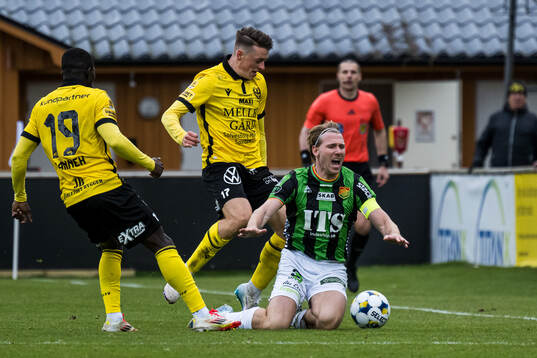 Mjällbys Abdoulie Manneh och Elliot Stroud och GAISs