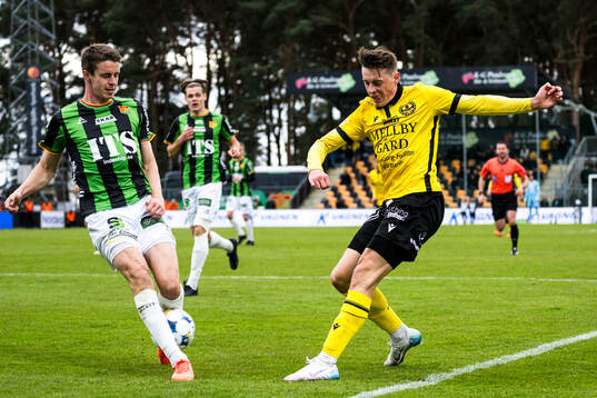 GAISs Oskar Ågren och Mjällbys Elliot Stroud